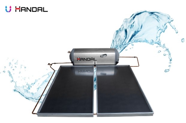 Instalasi Solar Water Heater Tenaga Surya untuk Efisiensi Energi dengan sistem pemanas air tenaga surya modern yang terpasang di atap rumah, membantu menyediakan air hangat secara nyaman dan mendukung penggunaan energi yang lebih efisien