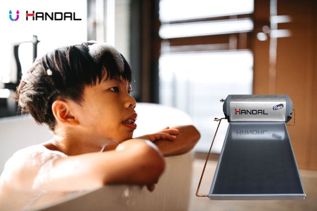 Mandi Air Hangat di Pagi Hari untuk Memulai Aktivitas dengan dukungan solar water heater Handal berlogo Handal dan Prime pada atap rumah modern, menghadirkan air hangat yang nyaman untuk memulai hari dengan lebih segar