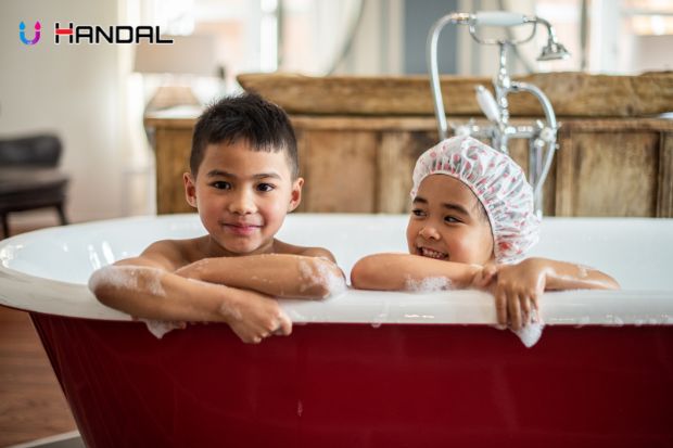 Mandi Air Hangat untuk Kenyamanan dan Relaksasi Sehari Hari dengan solar water heater Handal berlogo Handal dan Prime di atap rumah modern, menghadirkan pasokan air hangat yang nyaman untuk berendam dan menikmati waktu relaksasi