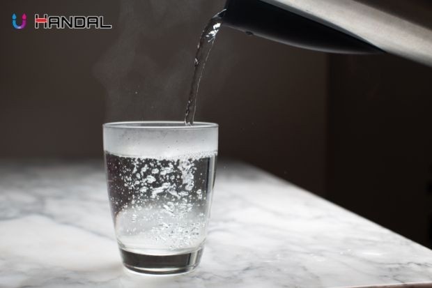Solusi Air Hangat untuk Kenyamanan dan Kesehatan Sehari Hari dengan penggunaan water heater modern yang menyediakan air hangat praktis untuk mandi, relaksasi, dan kebutuhan keluarga di rumah.